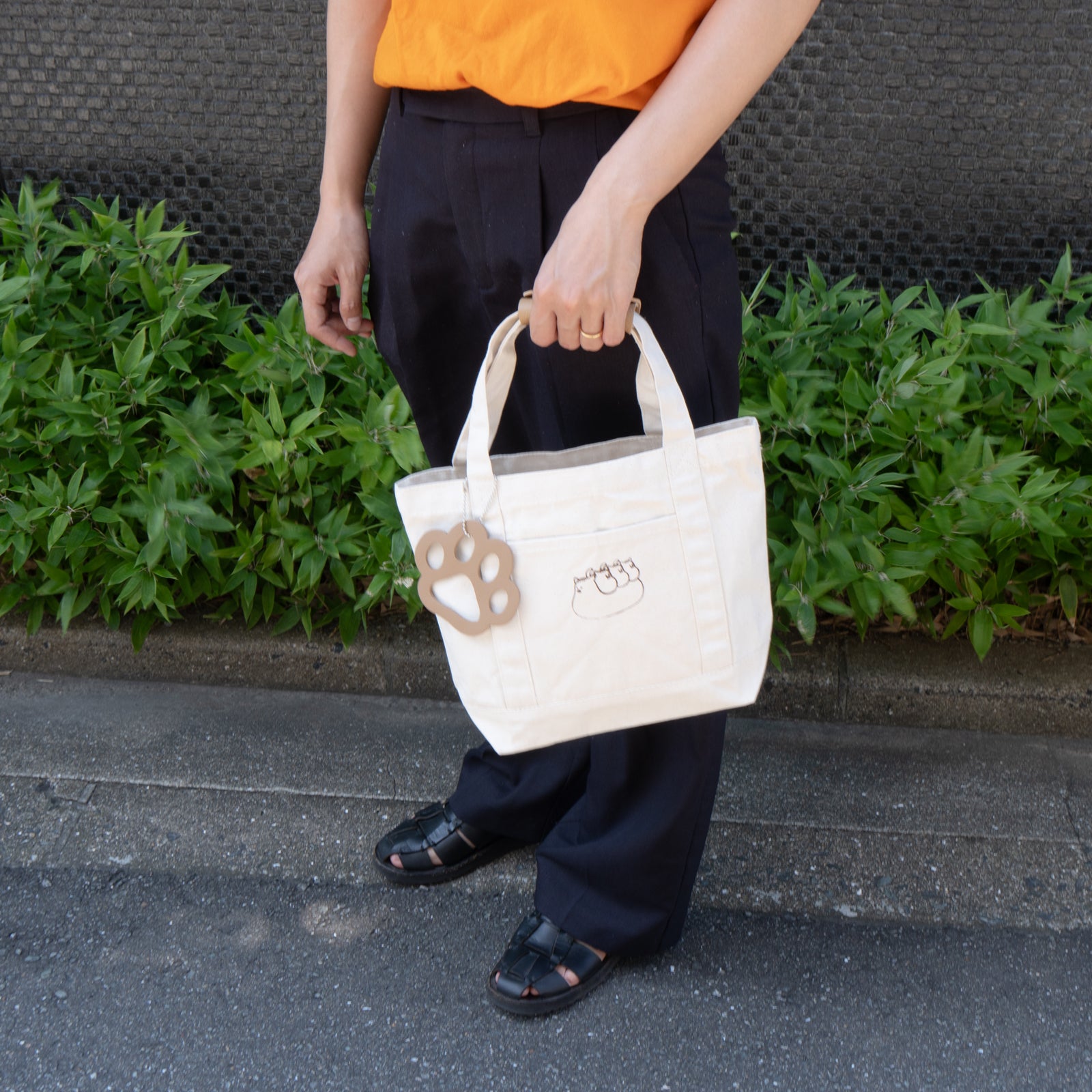 [8/8 (Thu) International Cat Day - One-day only pre-order sale] Cotton cat tote with big paw charm / Natural x Chai