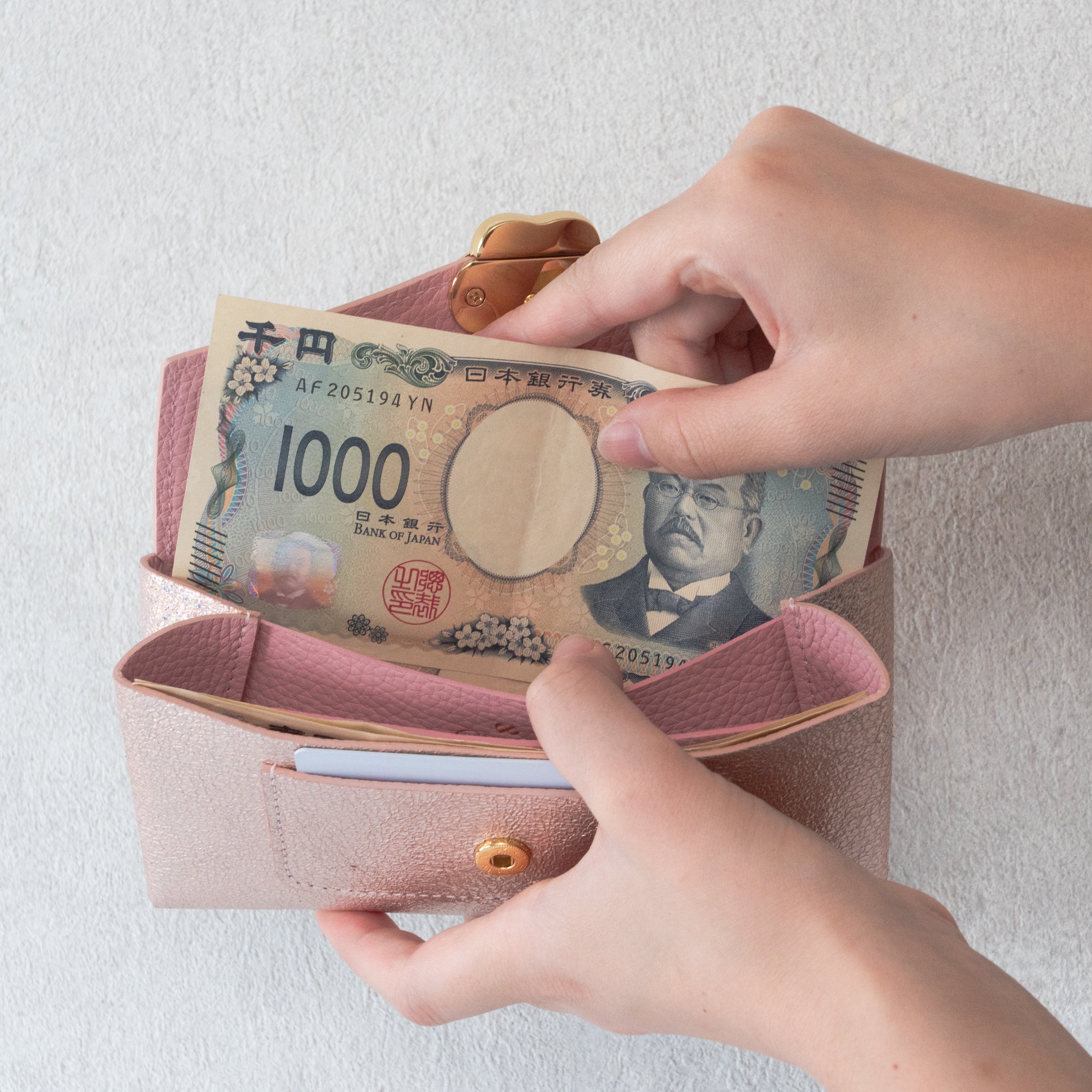 【受注生産：8/21(金)22:00〜23(日)】小さなレザーフラップ長財布・ミャウヴェル　プリズムレザー  /  オーロラピンク
