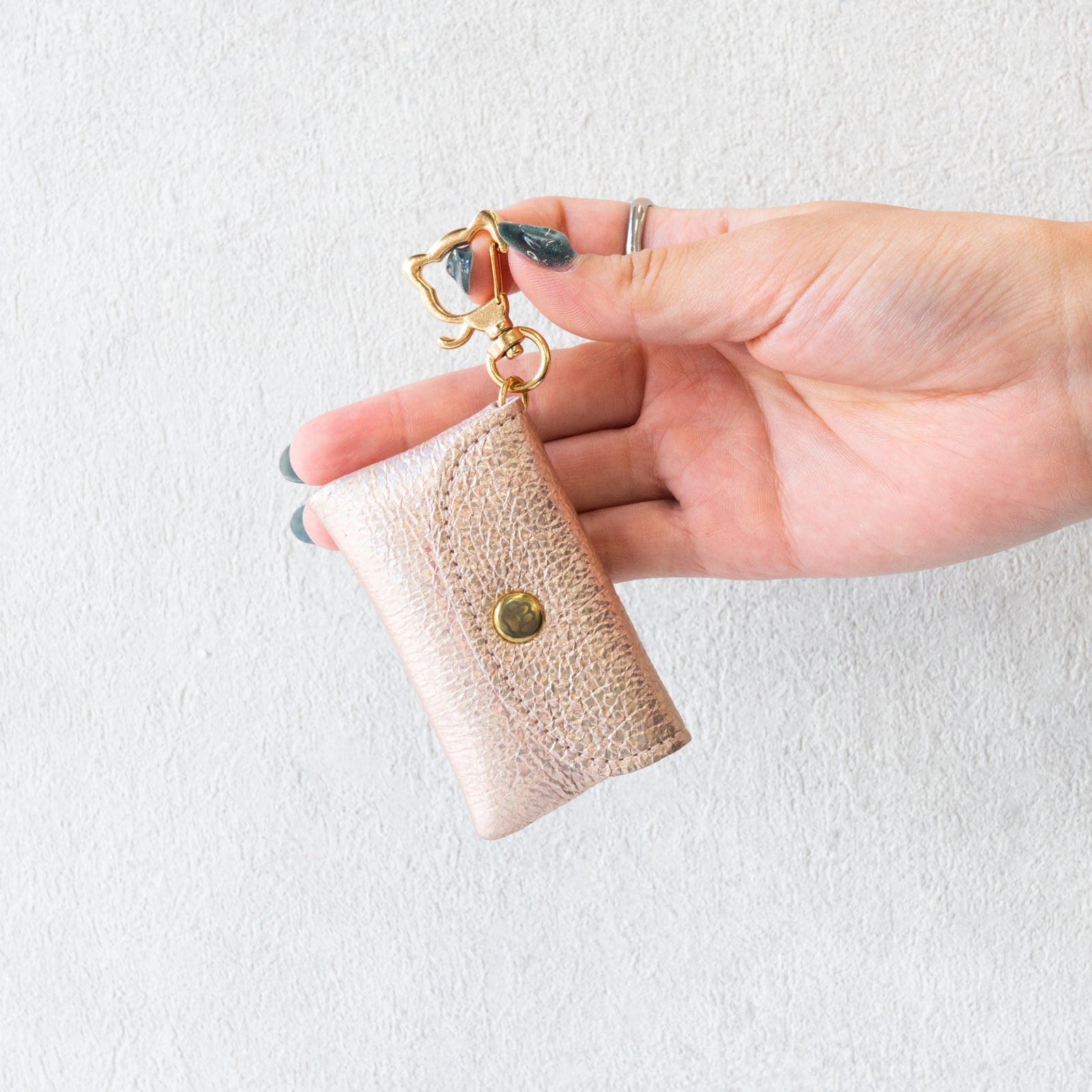 [8/7 (Thu) 22:00 ~ 26-hour limited sale] Frunya Nano Prism Leather Flap Key Ring / Aurora Pink