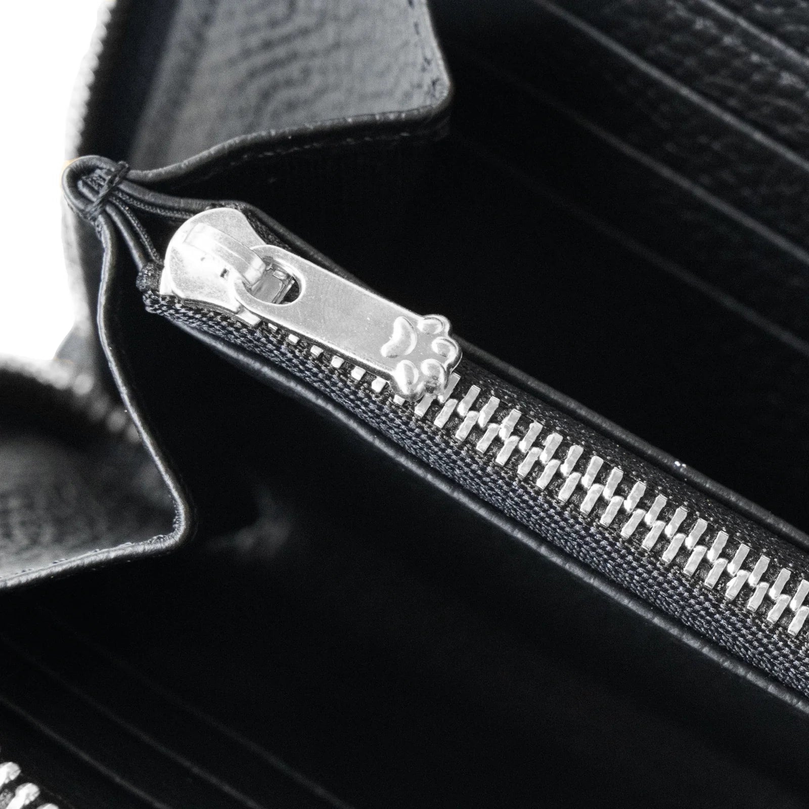 【12/7(日)22:00～ 26時間限定販売】【数量限定】PAWラウンドファスナー長財布   キュイール・マッシュ  /  ブラック [選べる金具]