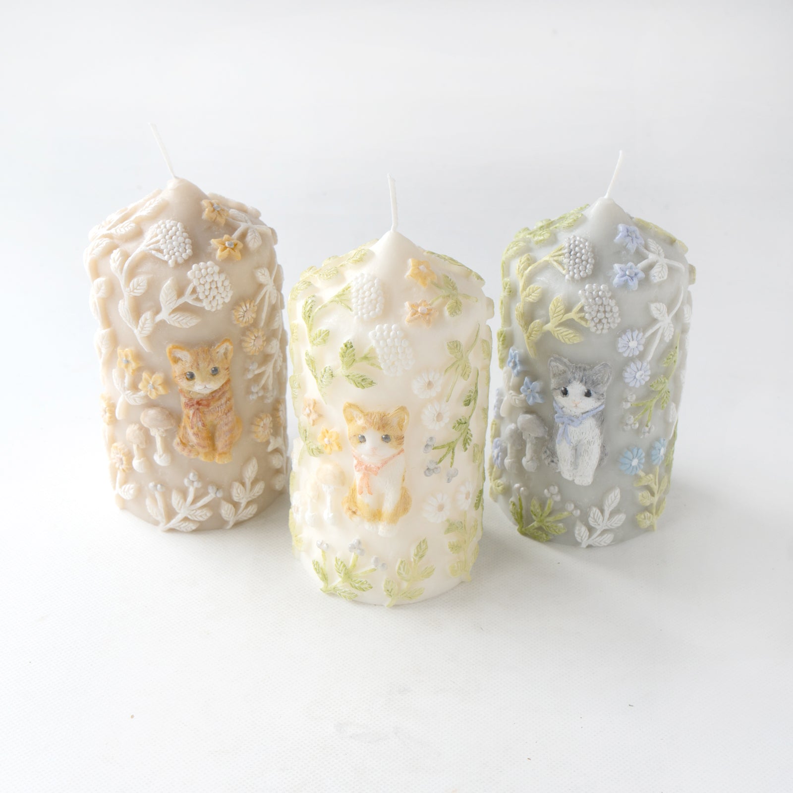 【10/22(火) 1日限定・受注販売 】[数量限定] SLOWEL CANDLE   レリーフキャンドル 「幸せな猫」/  ホワイト