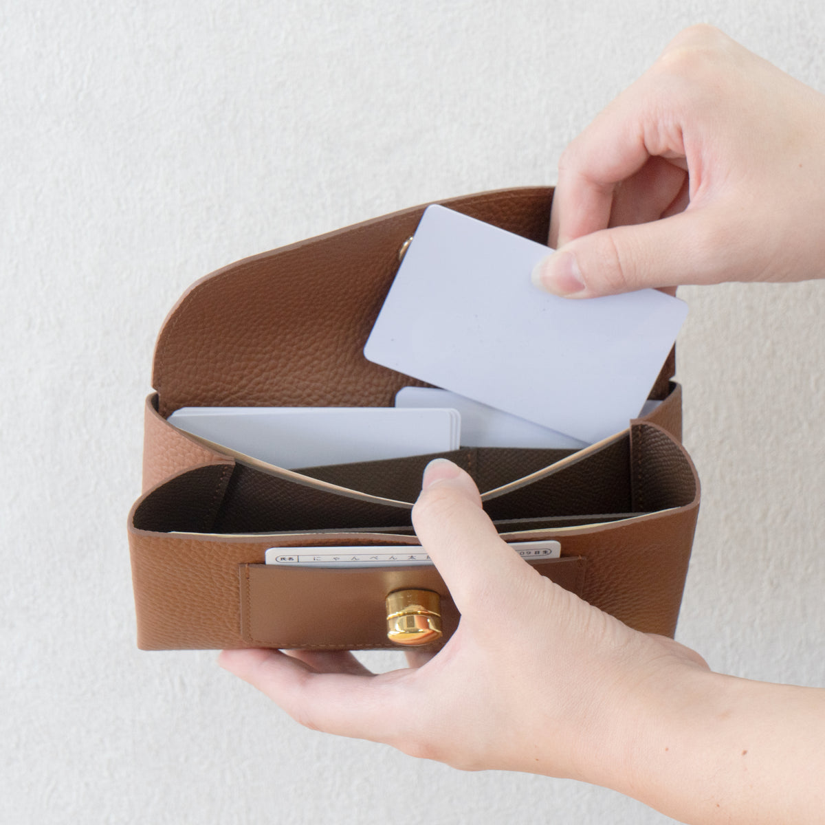 【受注生産：9/25(金)22:00～27(日】小さなレザーフラップ長財布・ミャウヴェルロック  /  キャメル