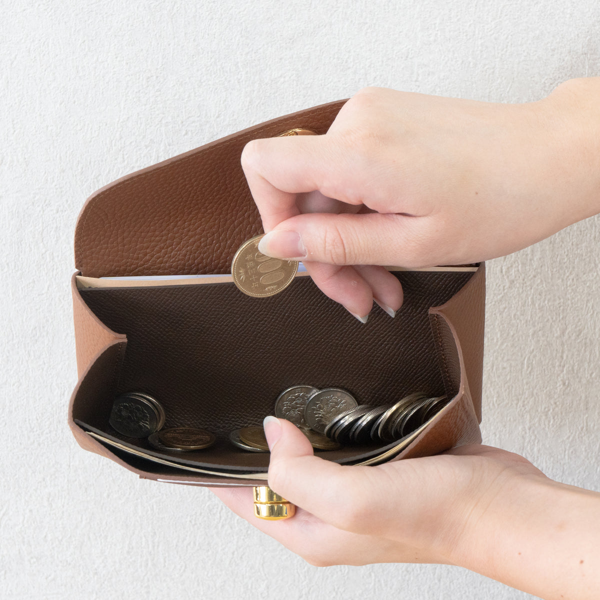 【受注生産：9/25(金)22:00～27(日】小さなレザーフラップ長財布・ミャウヴェルロック  /  キャメル