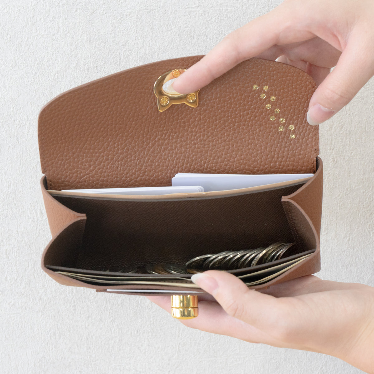 【受注生産：9/25(金)22:00～27(日】小さなレザーフラップ長財布・ミャウヴェルロック  /  キャメル
