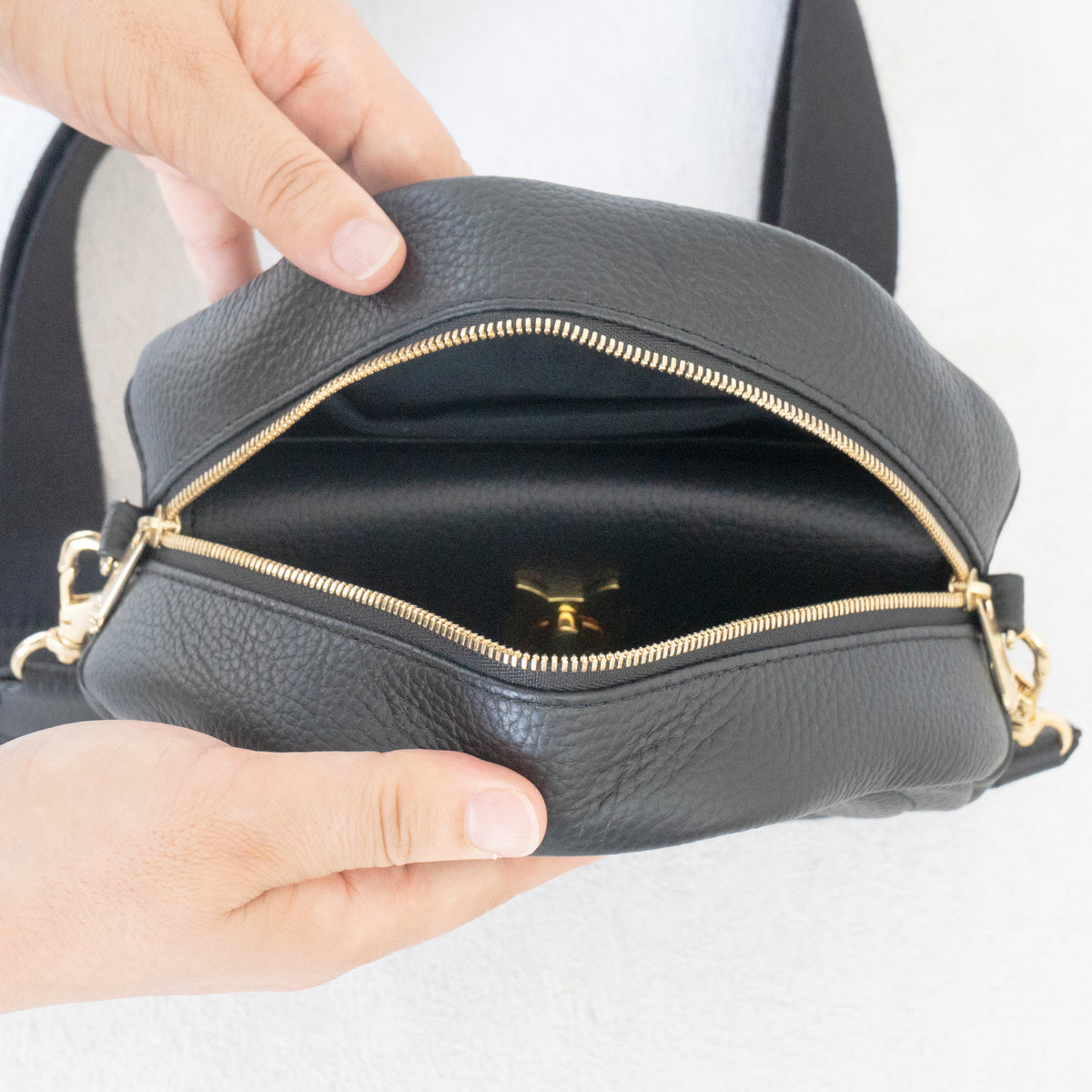 【受注販売：10/9(金)22:00〜13(火)】小さなレザーフラップ長財布・ミャウヴェルロック　キュイール・マッシュ  /  ブラック