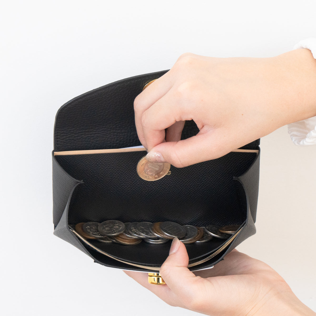 【受注販売：10/9(金)22:00〜13(火)】小さなレザーフラップ長財布・ミャウヴェルロック　キュイール・マッシュ  /  ブラック