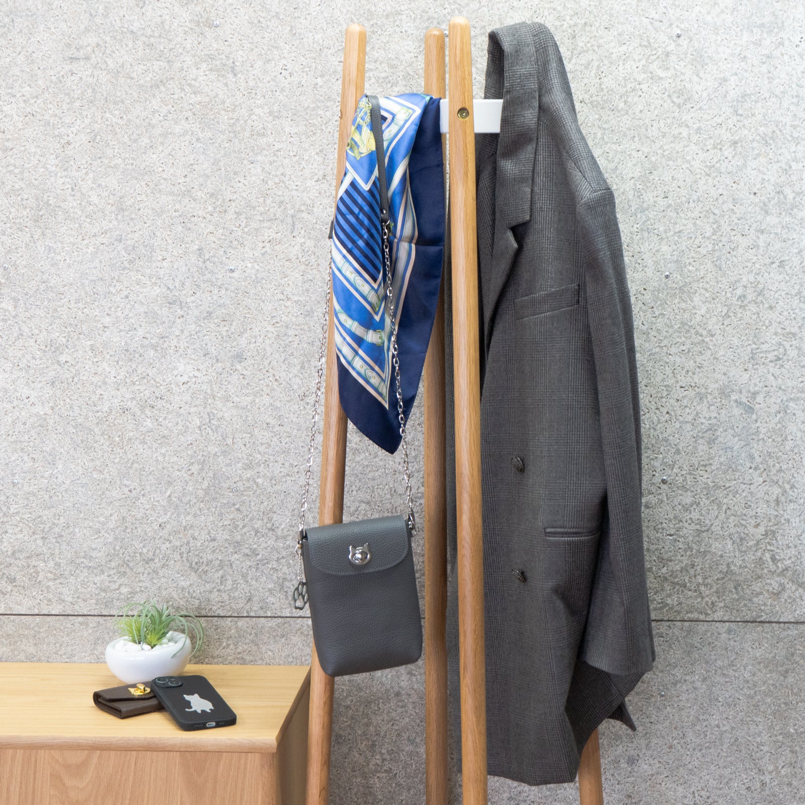 フルーニャスマホポシェット   キュイール・マッシュ  /  グラファイト