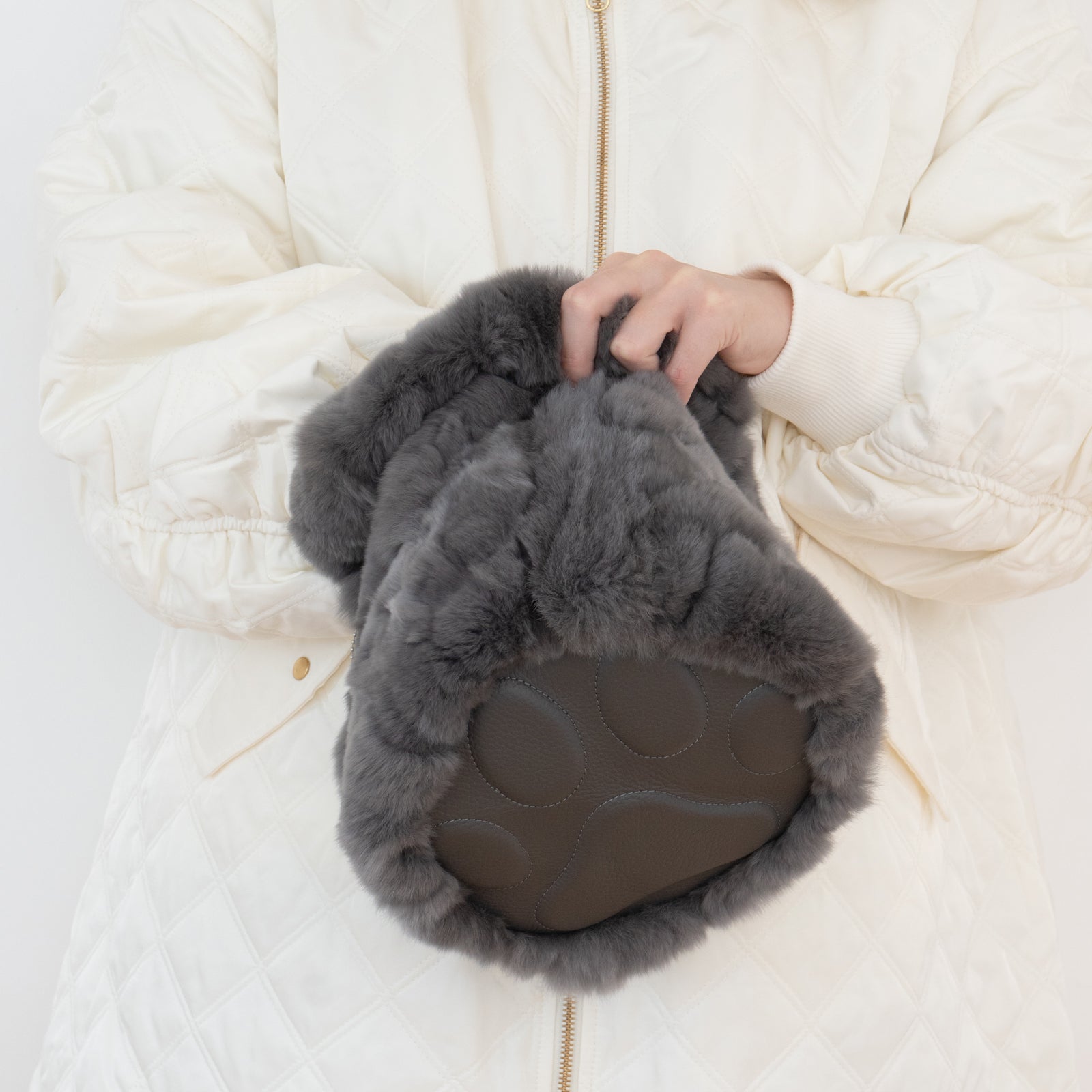 【12/7(日)22:00～ 26時間限定販売】【数量限定】ワンハンドルファーバッグ・PAW  (パウ)   / グレー