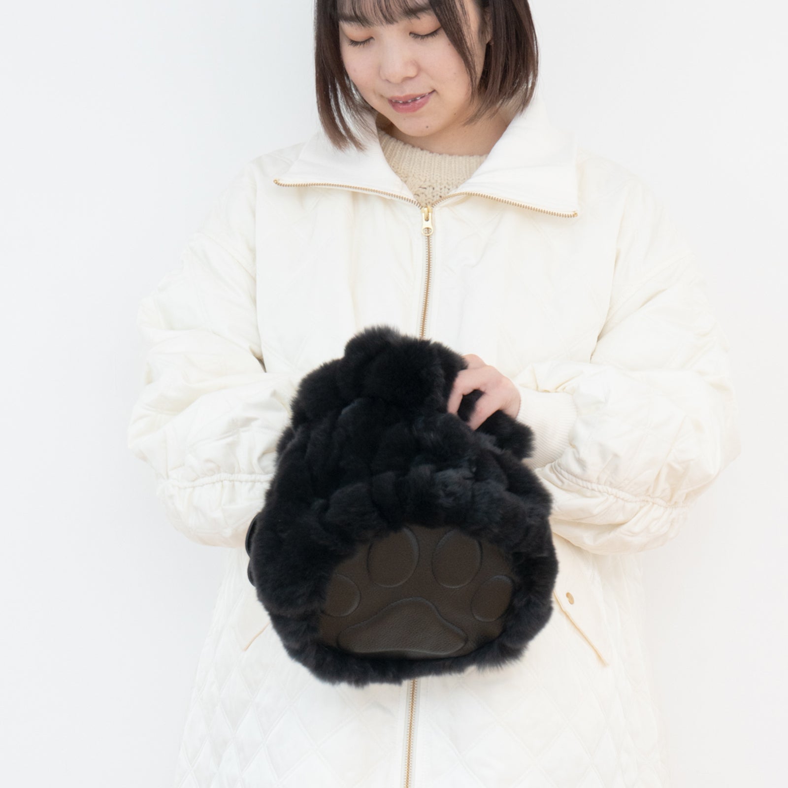 【12/7(日)22:00～ 26時間限定販売】【数量限定】 ワンハンドルファーバッグ・PAW  (パウ)   / ブラック
