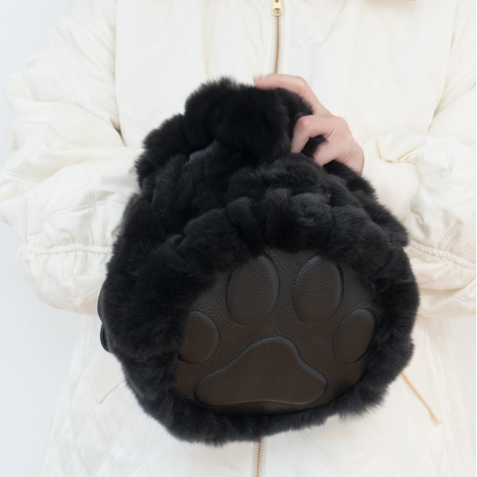 【12/7(日)22:00～ 26時間限定販売】【数量限定】 ワンハンドルファーバッグ・PAW  (パウ)   / ブラック