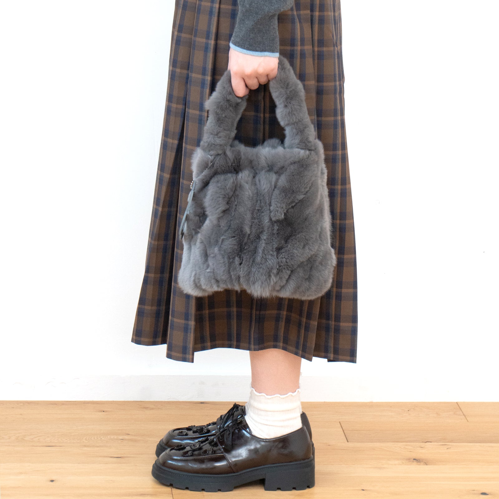 【12/7(日)22:00～ 26時間限定販売】【数量限定】ワンハンドルファーバッグ・PAW  (パウ)   / グレー