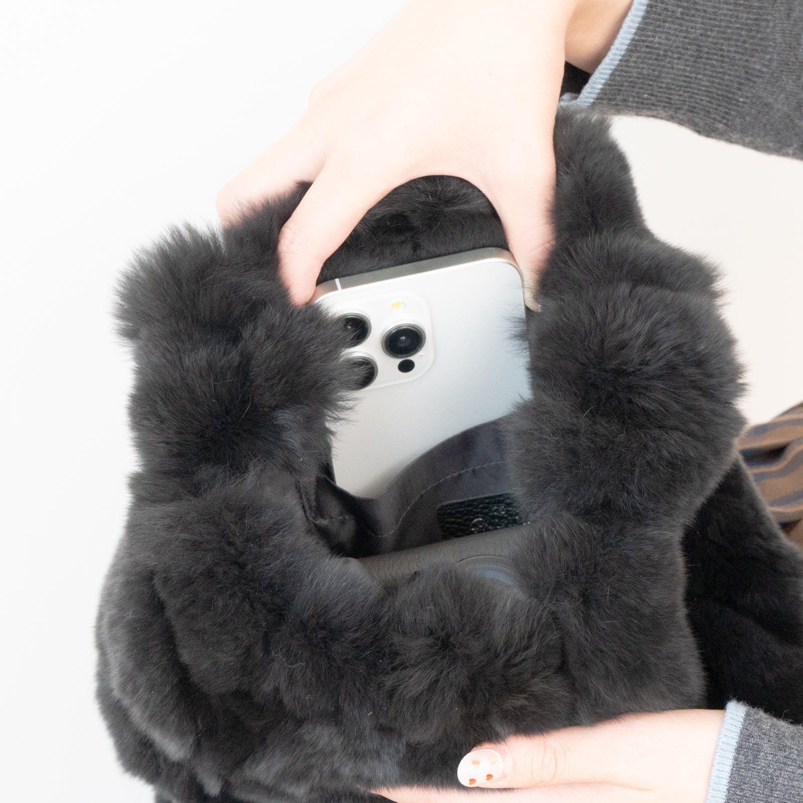 【12/7(日)22:00～ 26時間限定販売】【数量限定】 ワンハンドルファーバッグ・PAW  (パウ)   / ブラック