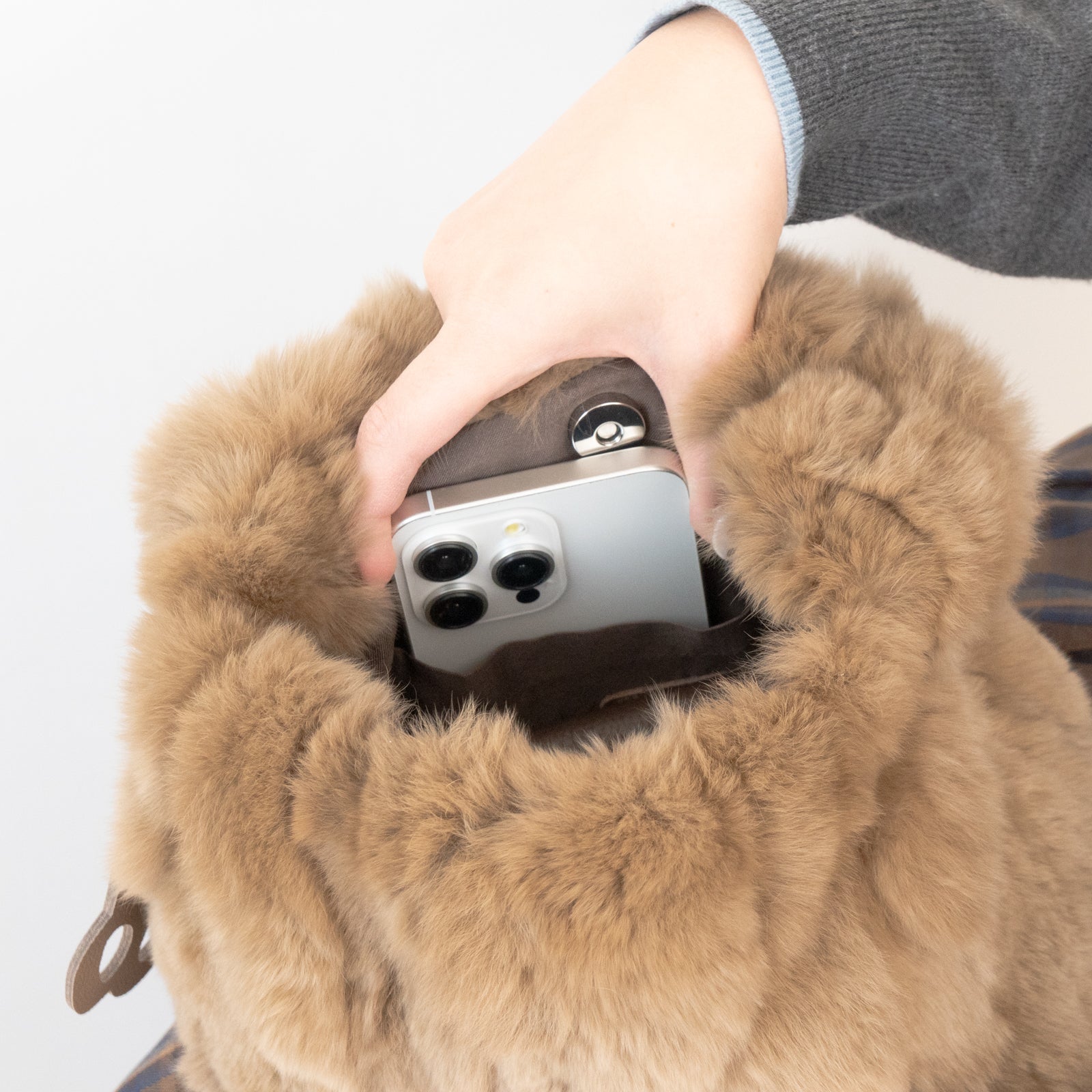 【12/7(日)22:00～ 26時間限定販売】【数量限定】 ワンハンドルファーバッグ・PAW  (パウ)   / キャメル