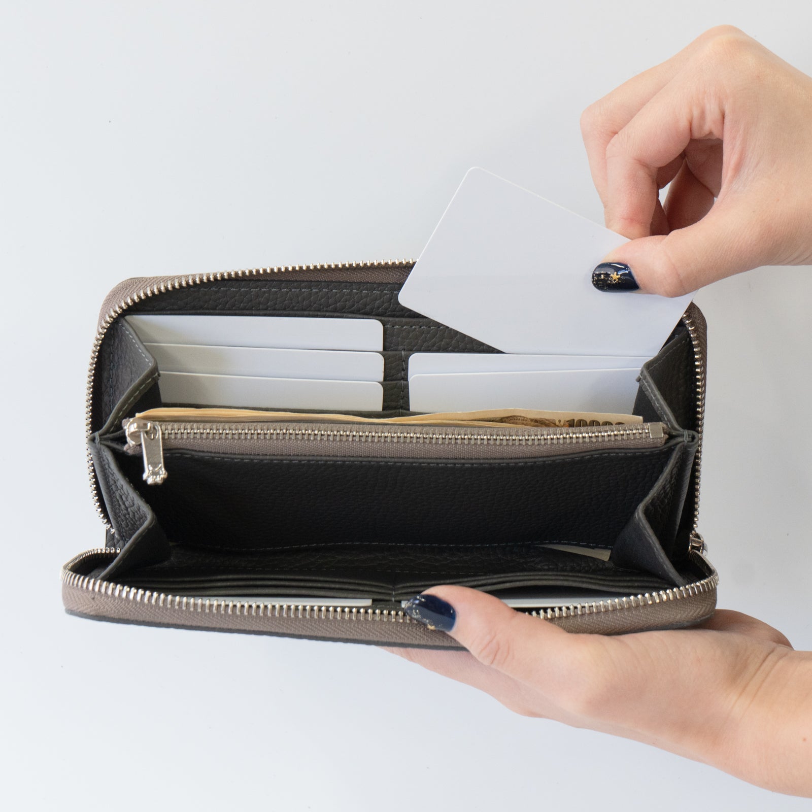 【12/7(日)22:00～ 26時間限定販売】【数量限定】PAWラウンドファスナー長財布   キュイール・マッシュ  /  グラファイト