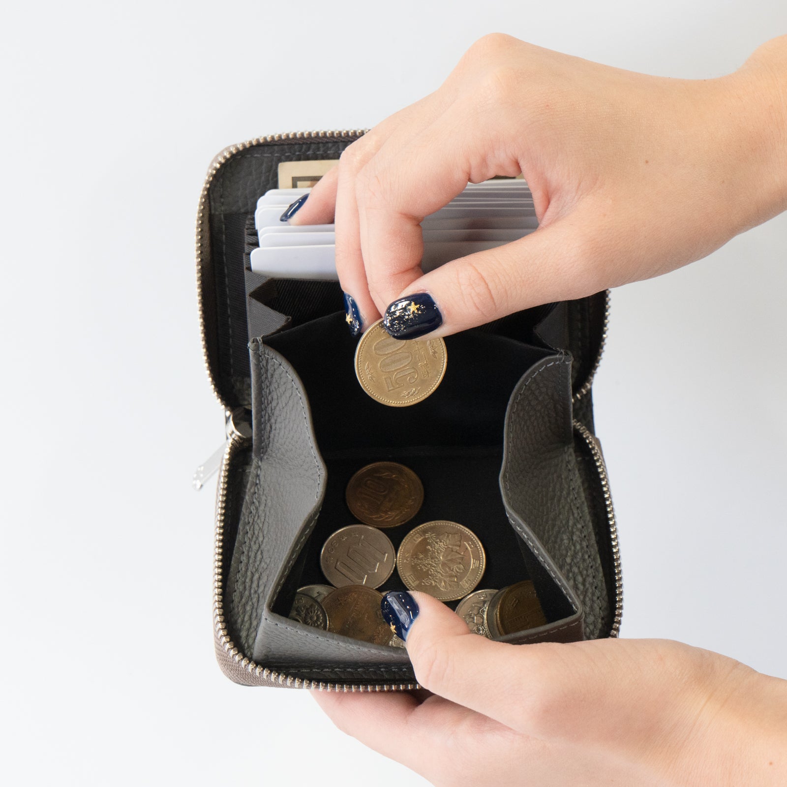 【12/7(日)22:00～ 26時間限定販売】【数量限定】PAWラウンドファスナーミドル財布    キュイール・マッシュ  /  グラファイト