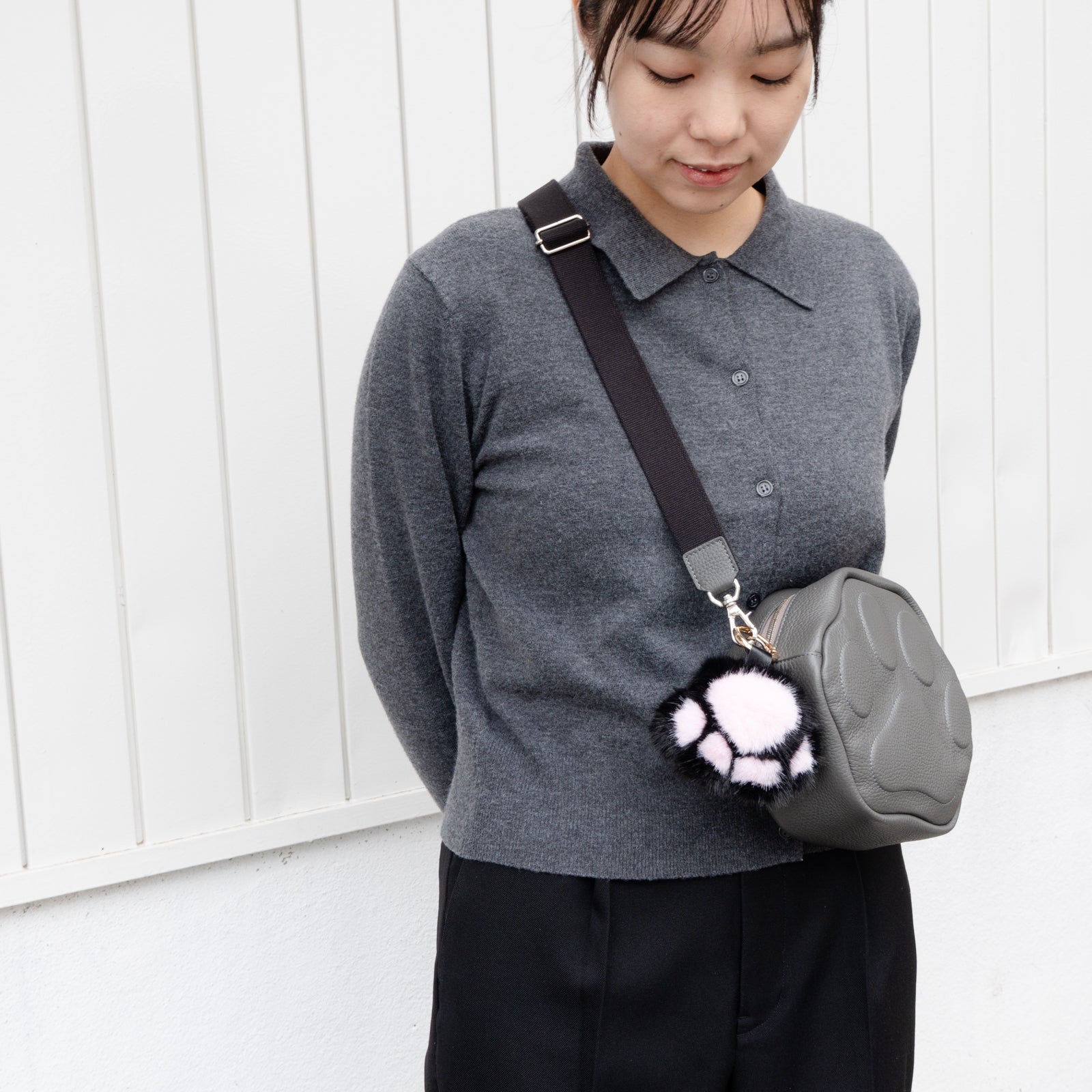 【12/7(日)22:00～ 26時間限定販売】もふもふBIG肉球チャーム  / ブラック×ピンク