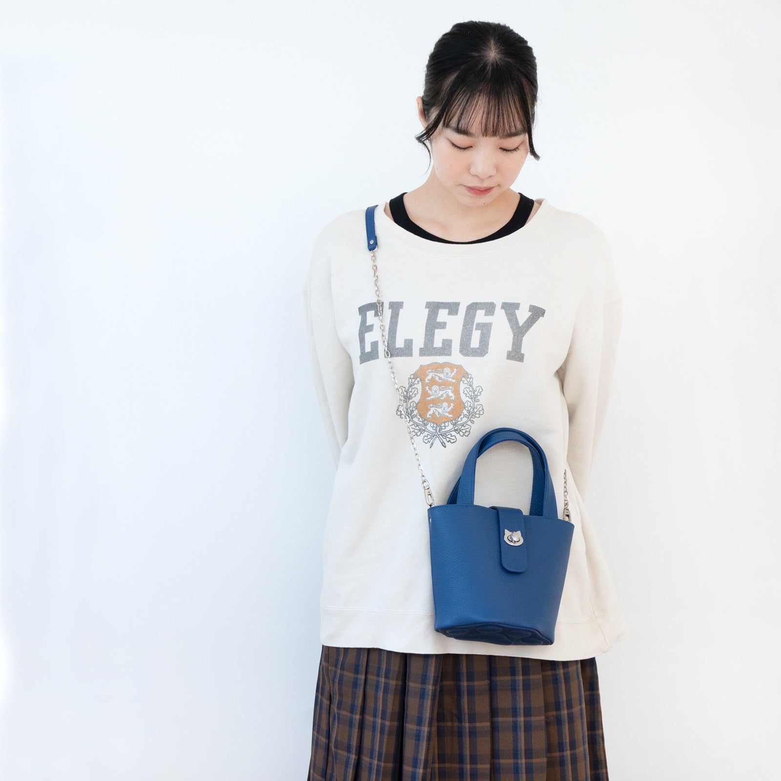 チェーンショルダー付きミニバッグ・PAW  (パウ)   キュイール・マッシュ  / ロイヤルブルー