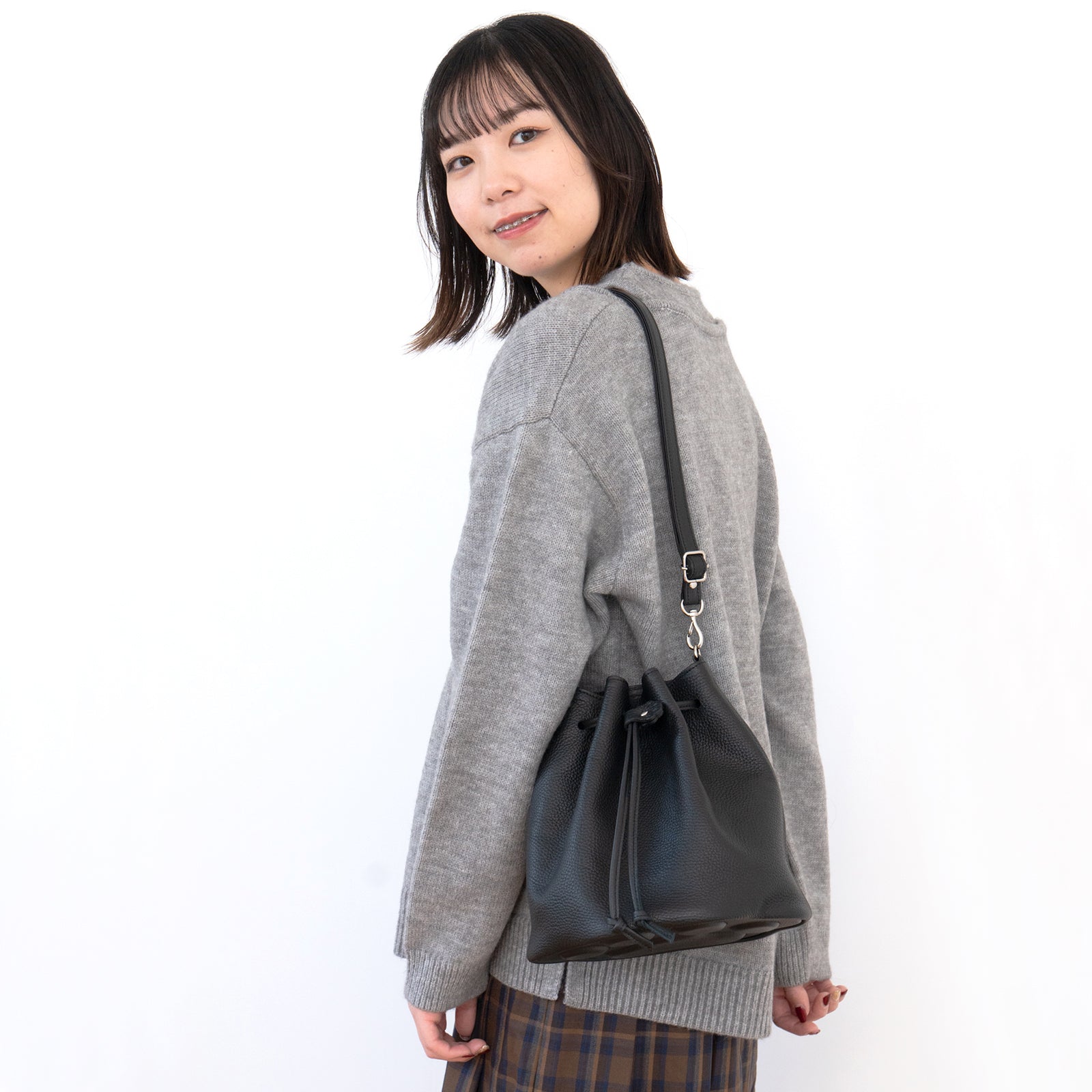 巾着ショルダーバッグ PAW  キュイール・マッシュ  /  ブラック [選べる金具]