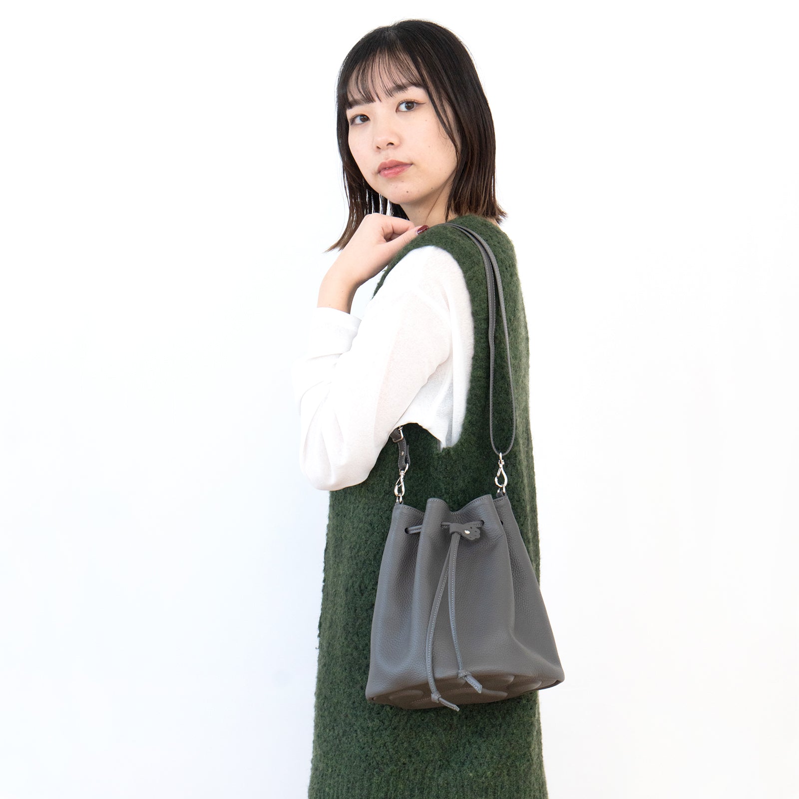 巾着ショルダーバッグ PAW  キュイール・マッシュ  /  グラファイト