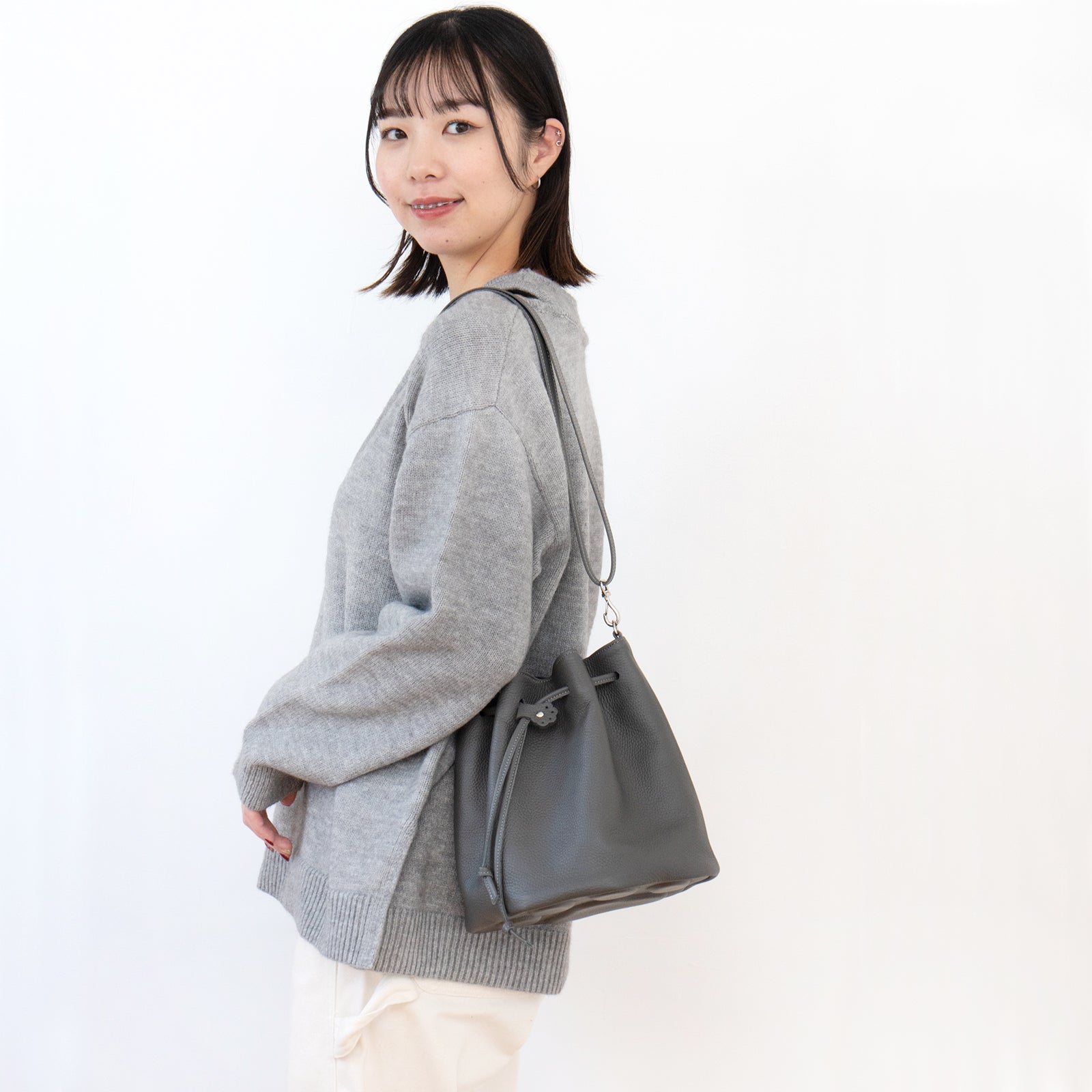 巾着ショルダーバッグ PAW  キュイール・マッシュ  /  グラファイト