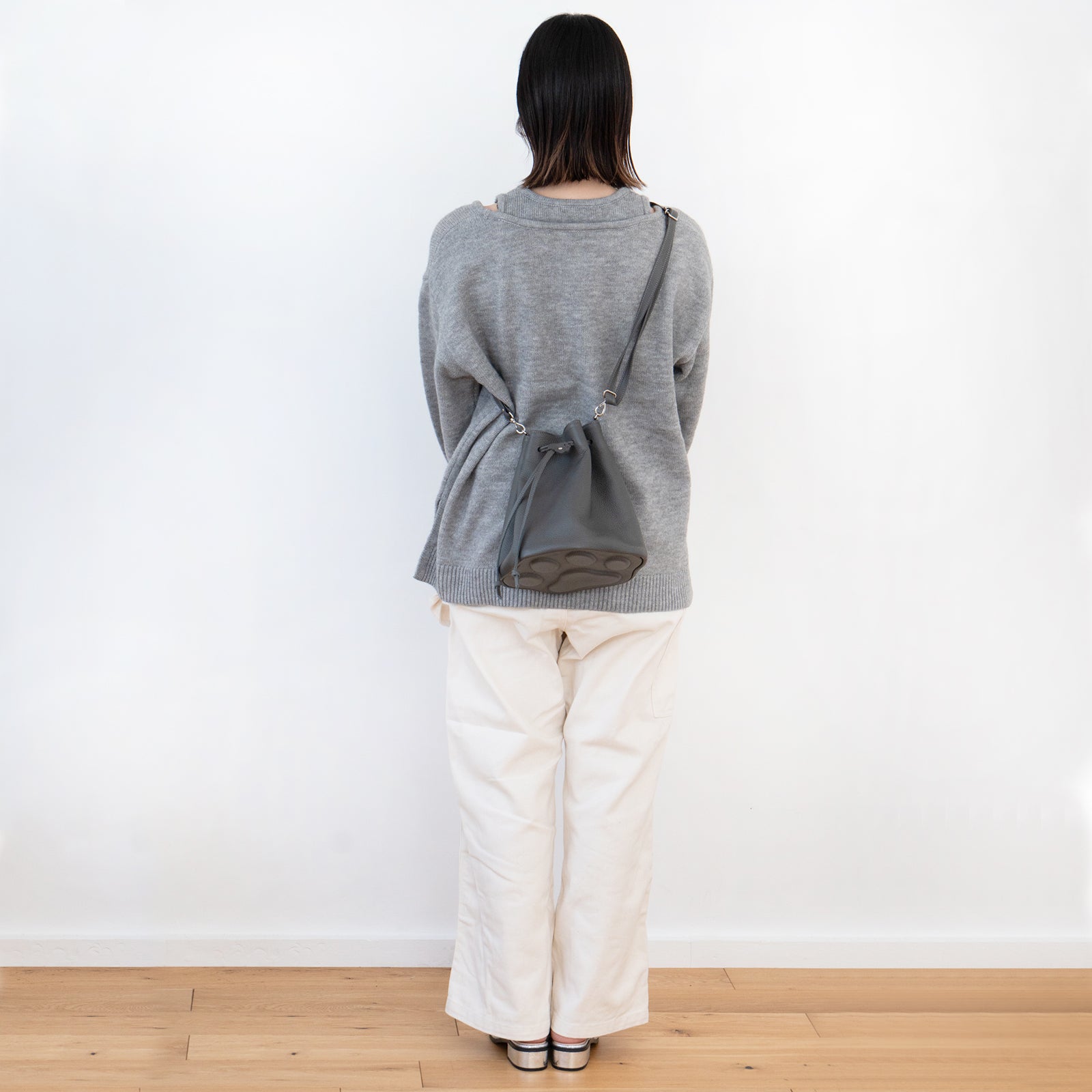 巾着ショルダーバッグ PAW  キュイール・マッシュ  /  グラファイト