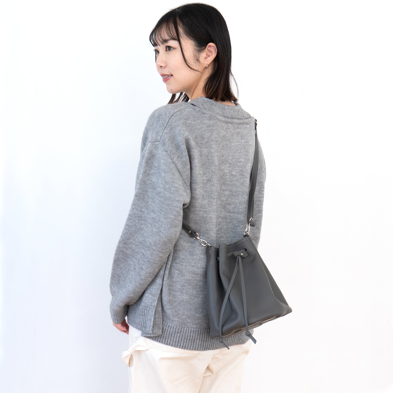 巾着ショルダーバッグ PAW  キュイール・マッシュ  /  グラファイト