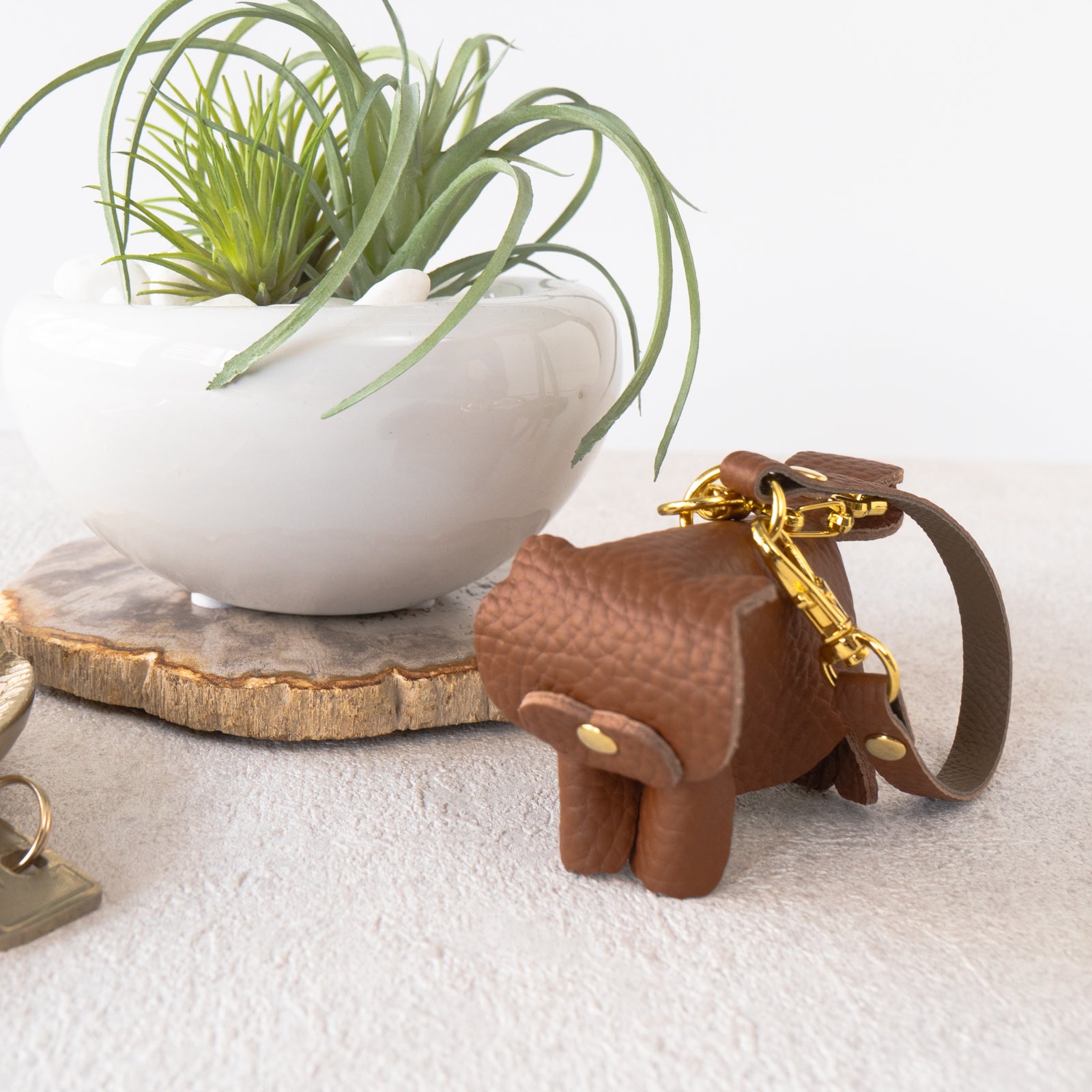 スタンディングにゃんチャーム    キュイール・マッシュ  /  キャメル