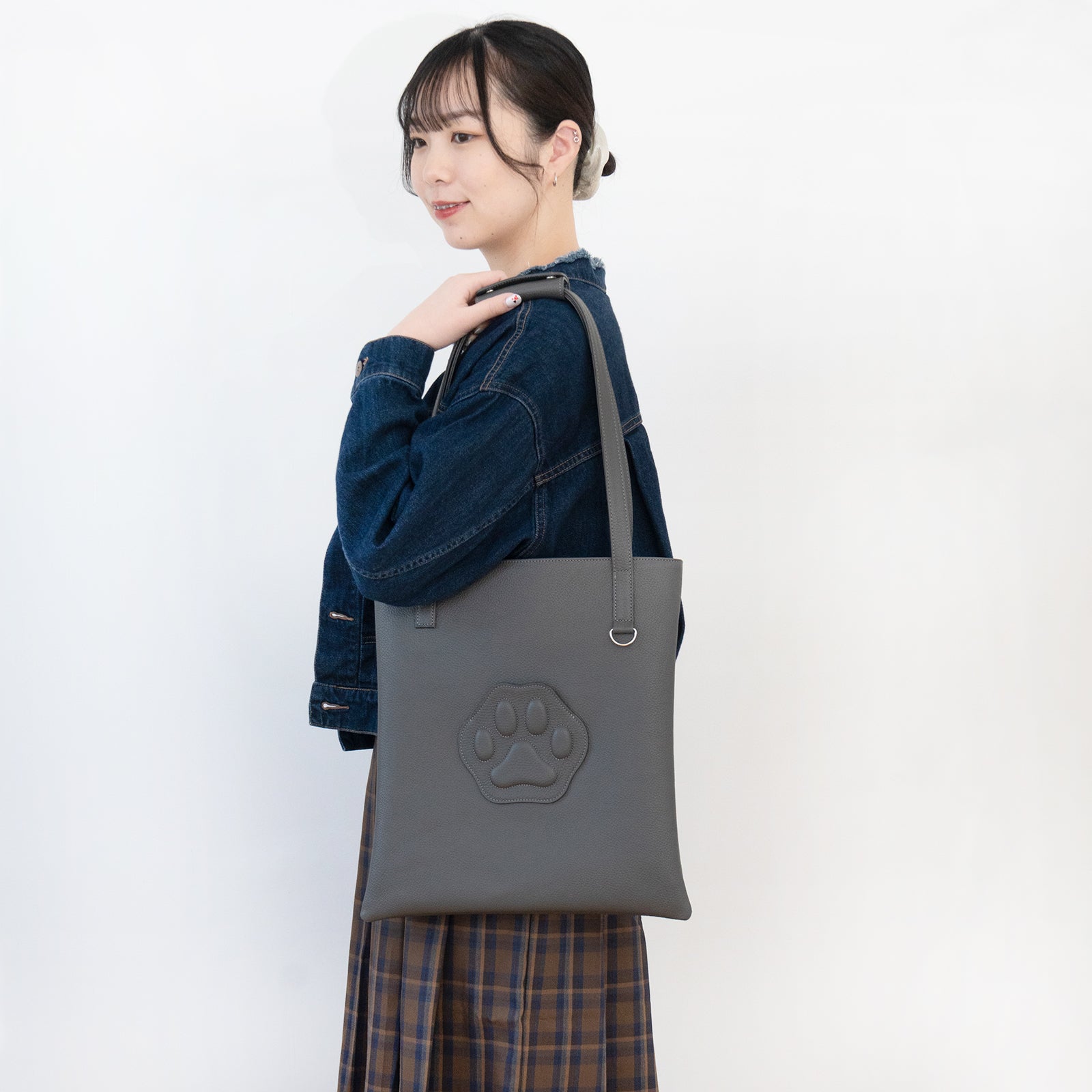 A4トートバッグ PAW　キュイール・マッシュ  /  グラファイト