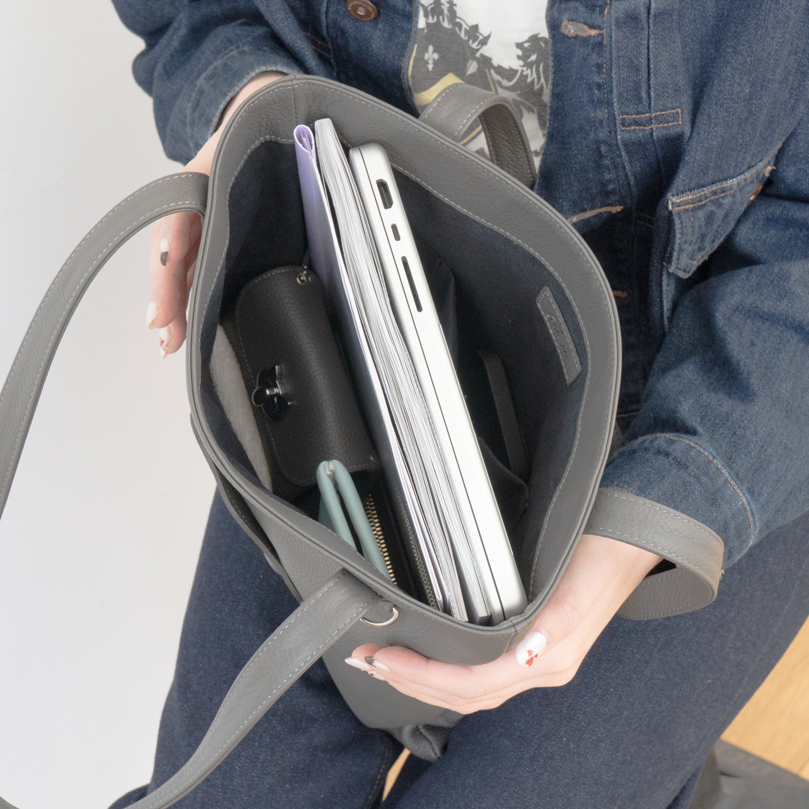 A4トートバッグ PAW　キュイール・マッシュ  /  グラファイト