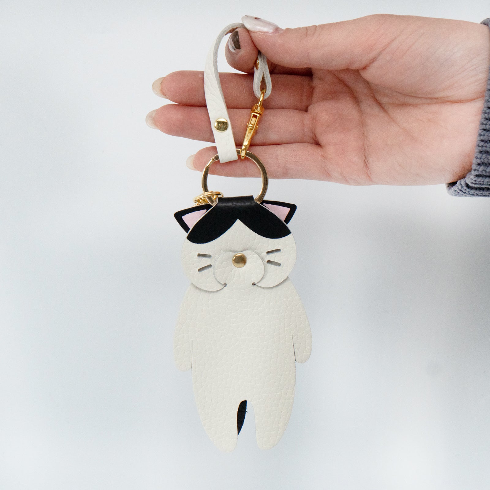 にゃんこ様ハンドメイド♡オシャレ猫ちゃん大きめフリフリポニー プリントにゃんチャーム / ハチワレ -Philosophii <フィロソフィ>