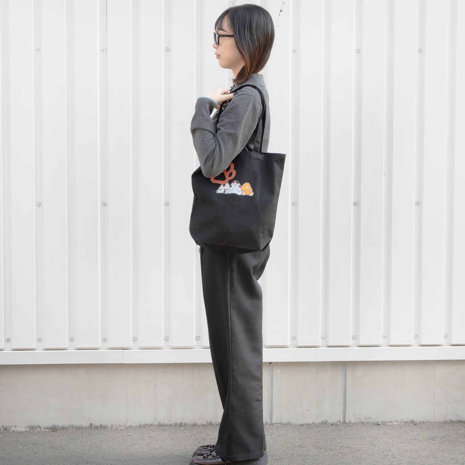 【期間限定：3月20日(金)22:00～22日(日)】にゃんぺんトートバッグ・M  [仲良し3にゃんぺんず]  /  ブラック