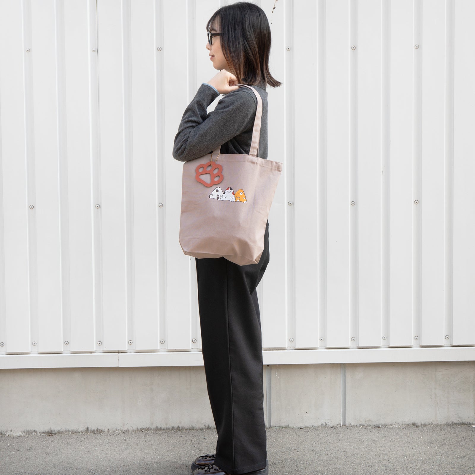 【期間限定：3月20日(金)22:00～22日(日)】にゃんぺんトートバッグ・M  [仲良し3にゃんぺんず]  /  グレージュ