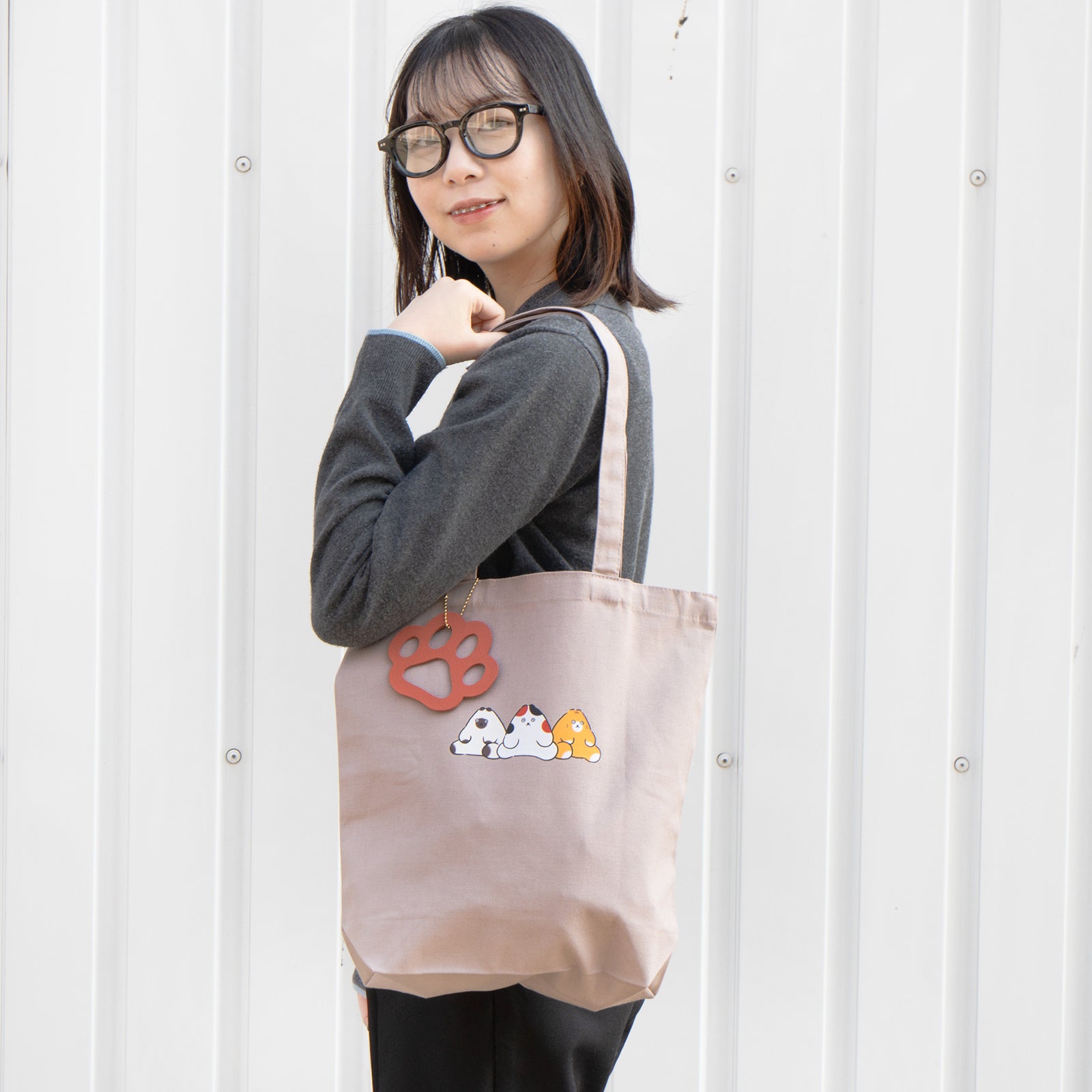 【期間限定：3月20日(金)22:00～22日(日)】にゃんぺんトートバッグ・M  [仲良し3にゃんぺんず]  /  グレージュ