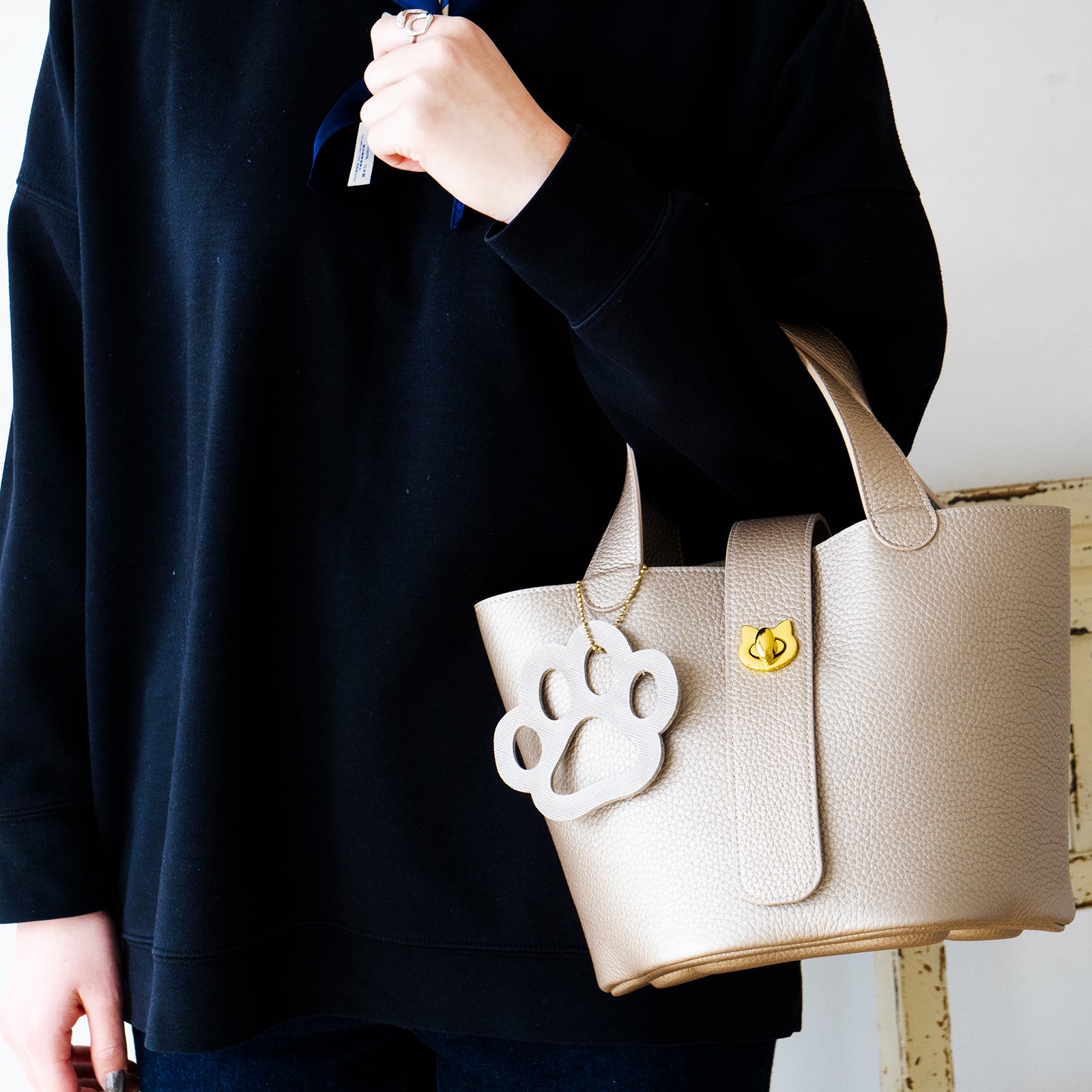 [Only available for one day on Saturday, February 22nd] [Only one available] Baguette bag PAW with paw charm Taurillon Clemence / Champagne gold