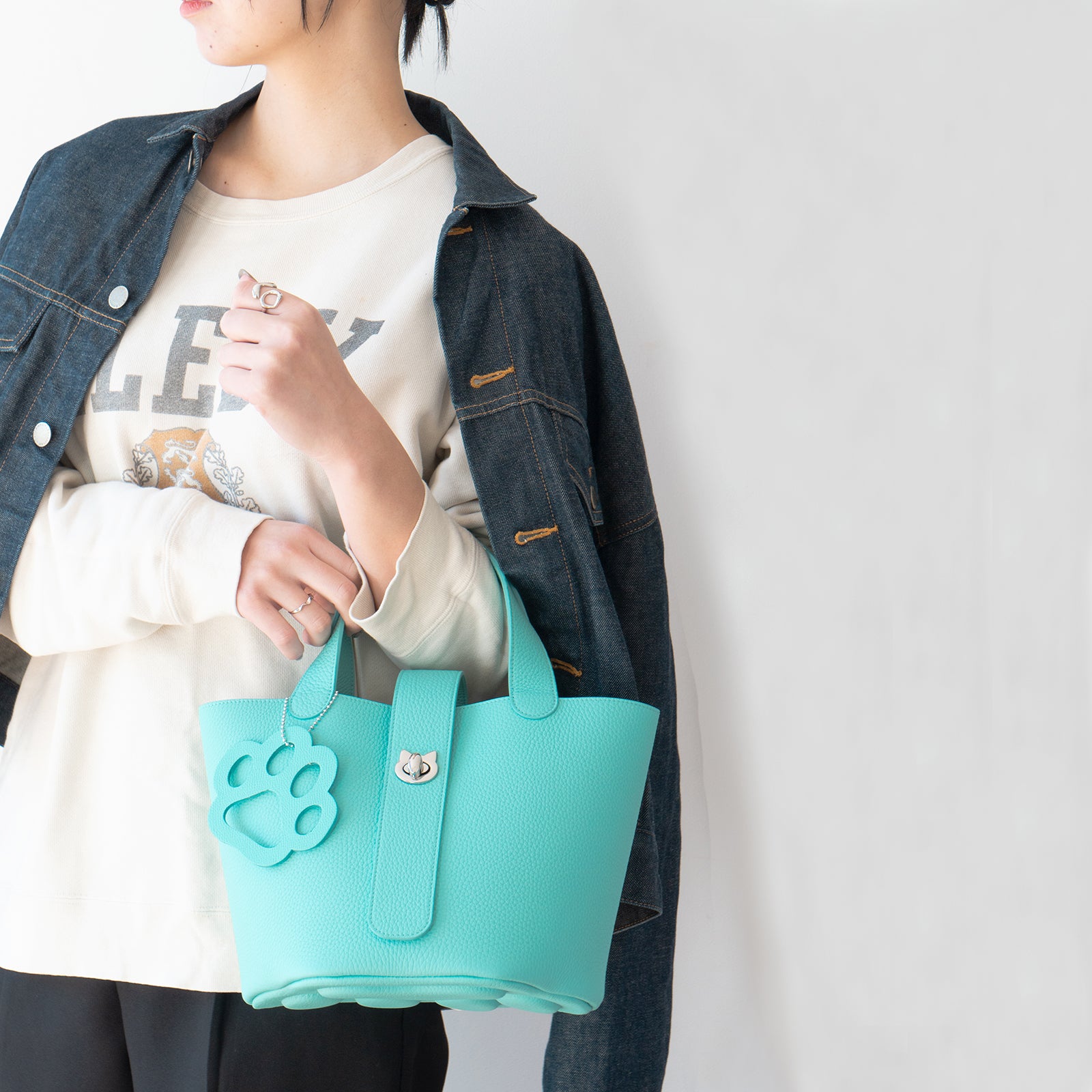 [On sale for one day only on Saturday, February 22nd] [Limited quantities] Baguette bag PAW with paw charm Taurillon Clemence / Tiffany Blue